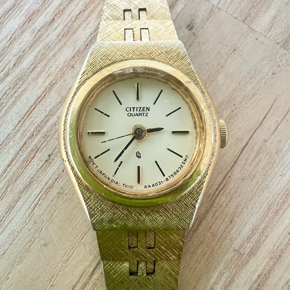 VINTAGE Citizen Quartz ladies dainty gold tone dress watch NEW BATTERY